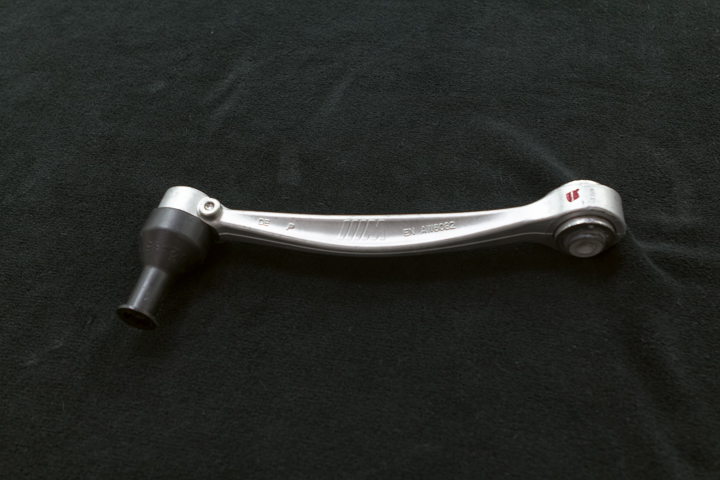  Rear axle control arm and wishbone optimised for rigidity and weight in the BMW M3 and M4, in aluminium forging technology.