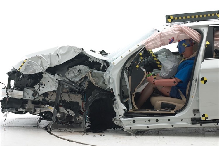 2015 BMW 5 Series gets rated by IIHS for small overlap front test